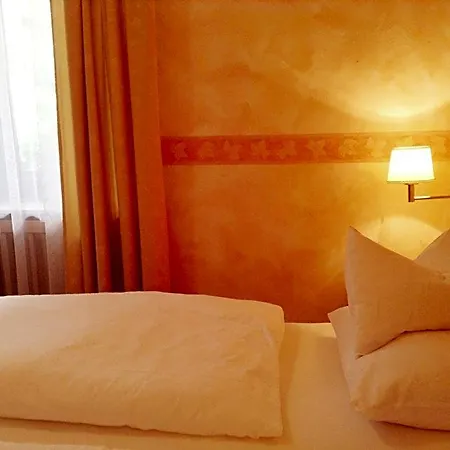 Gruenes Tuerl Szálloda 3*